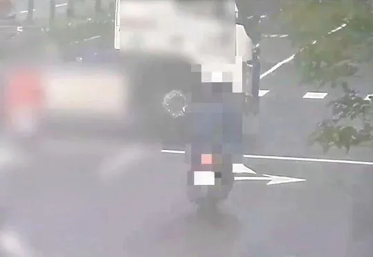 影/2秒斷魂片！南港車站旁「騎士遭聯結車輾斃」瞬間曝