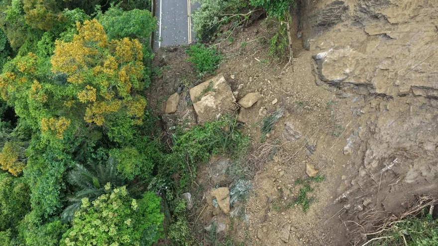 影/山崩毀電桿！苗26線邊坡大面積坍方　萬噸土石如瀑布灌入