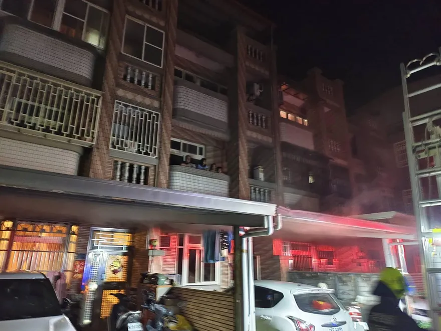 苗栗深夜火警！延長線起火釀禍　架梯救出「6人1貓」平安脫困