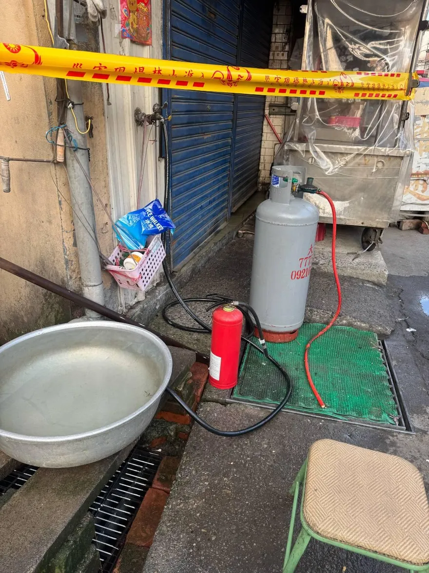砰一聲巨響！鹿港炸雞店疑瓦斯外洩氣爆　2傷送醫