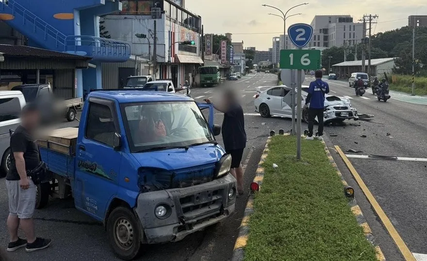 影/三芝「硬皮鯊」高速撞貨車　車頭全毀駕駛受傷送醫