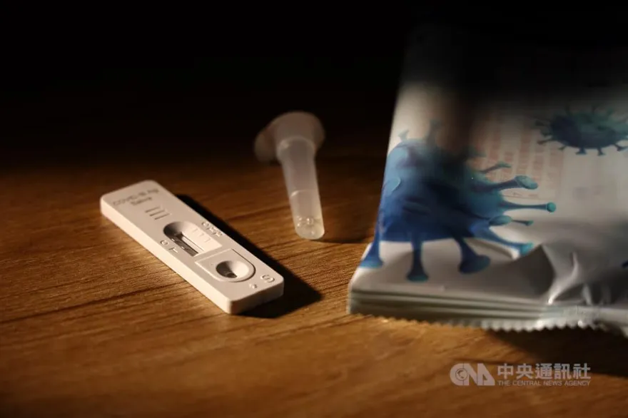 戳一次鼻孔驗三病毒！首款「家用三合一快篩」最快月底開賣