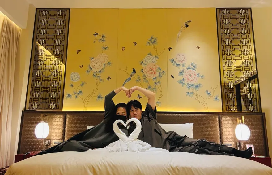 結婚30年！羅時豐甜曬與妻「床上照」　告白：只能是妳
