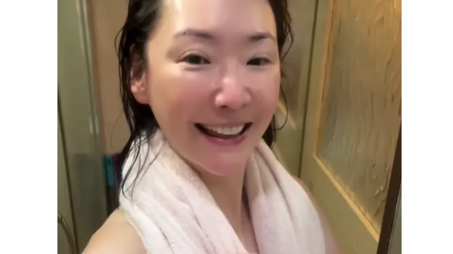 王俐人真的脫了！濕身自拍只掛毛巾遮點　鏡子反射「邪惡視角」曝光