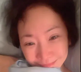 49歲王俐人母親節PO素顏床片！雪白香肩若隱若現　粉絲暴動
