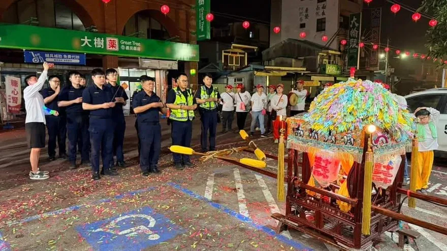 影/這氣場連鬼都怕！北港三太子領軍「8帥警特攻隊」扛轎　暖哭萬人
