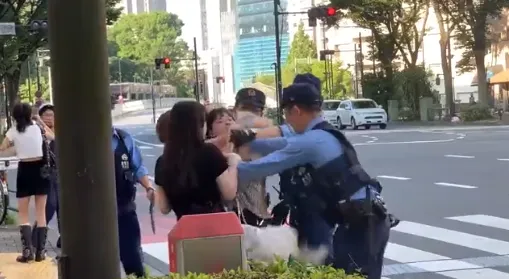 影/陸辣妹東京街頭「暴走踹警」飆罵三字經　網傳真相「阻癡漢撿屍」