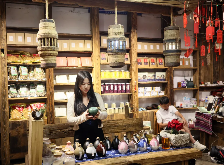 影/全家人跟團旅遊卻碰上「惡導遊」　不斷強迫購物還威脅「不是你死就是我死」