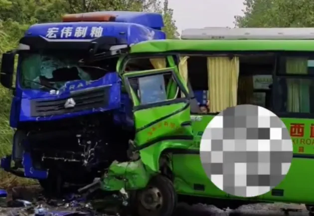 中型巴士撞曳引車「車頭全毀」3死3重傷　現場血跡斑斑乘客只能「躺地上」