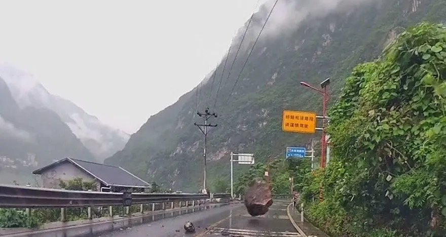 影/男子開山路險遭巨石砸中　20秒驚險躲開3次自嘲：現實版死裡逃生