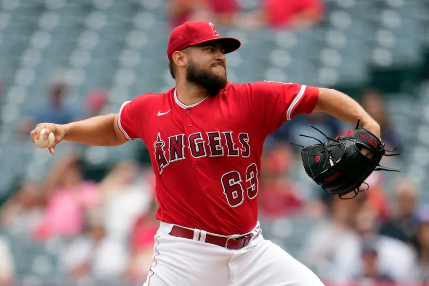 影/傳球爆頭！天使先發投手遭隊友球吻　緊急退場送醫