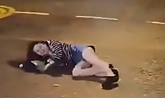 影/強颱蘇拉逼進香港！民眾外出慘遭強風吹倒　趴地滑行數公尺