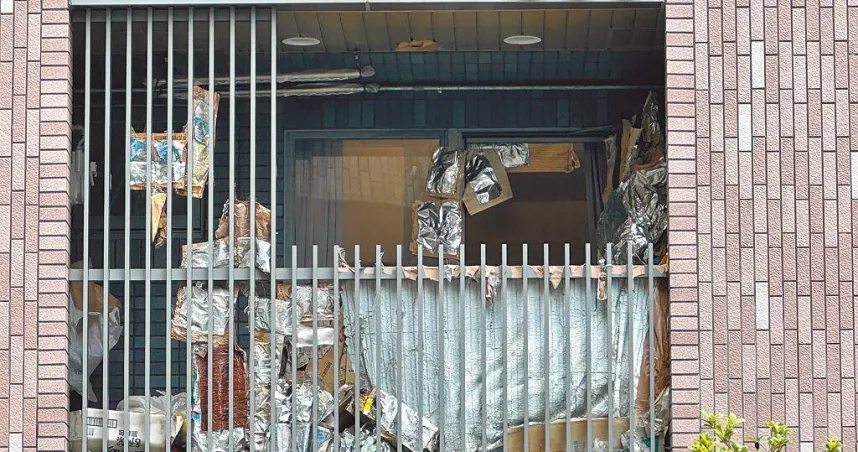 超噁！獨居婦堆雜物「蟑螂亂竄、尿味四溢」　住戶拉布條抗議批政府擺爛