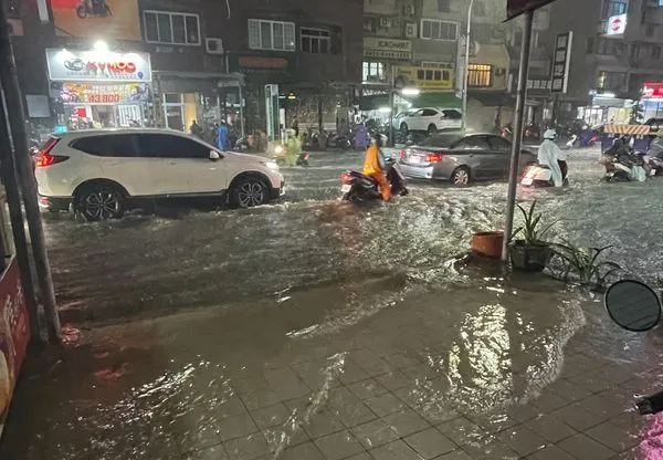 影/高雄突來大雷雨「比颱風還大」　鳳山仁武淹水、本館河再現