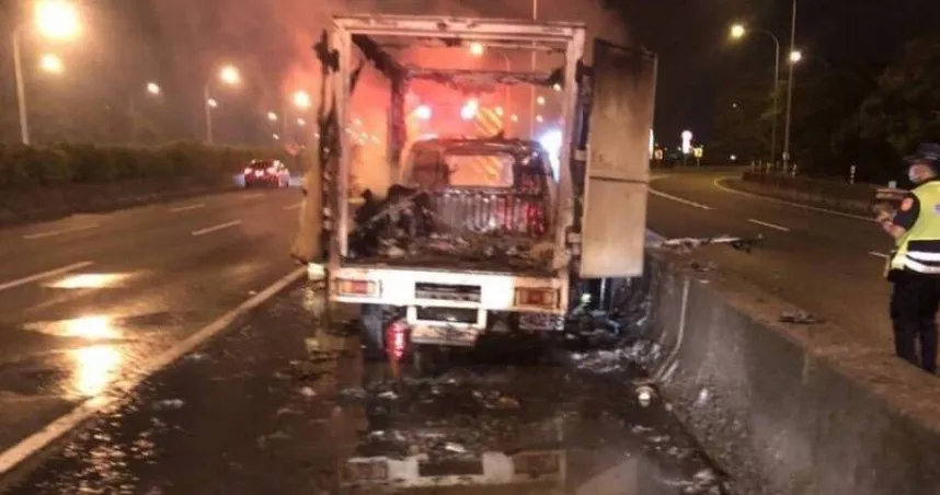 載回收煙火炮管自燃！　國1嘉義段貨車被燒成廢鐵