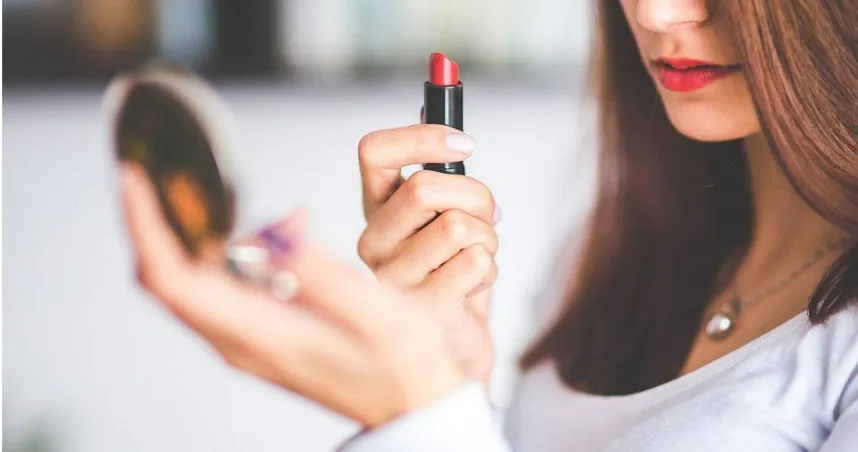 公共運輸上化妝不妥？她喊「這些行為」才是沒禮貌　網：能夠體諒