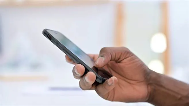 平價品？超商小學生隨手拿iPhone　本魯蛇卻拿安卓機、嘆：真爽