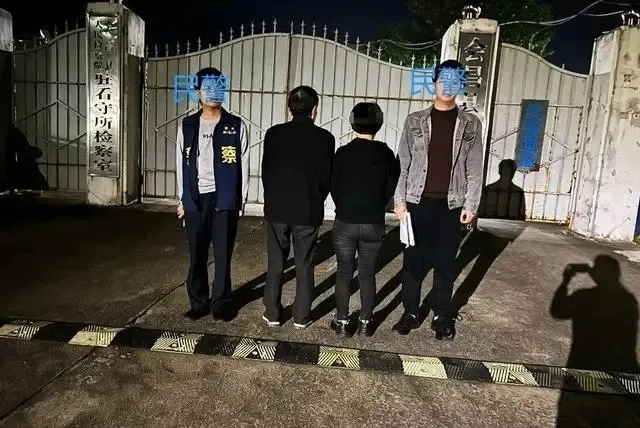 父女想賺快錢「假賣淫真詐騙」　印1.4萬張「色情小卡」狂發打廣告被逮