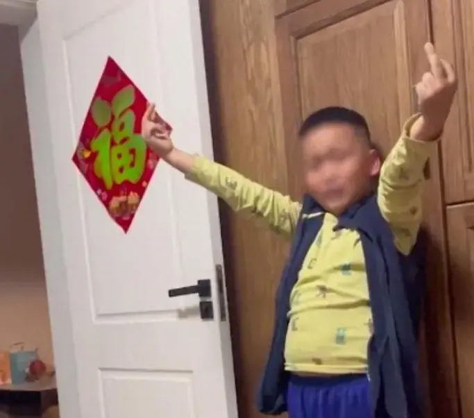 影/講不聽！10歲兒愛比中指　爸使出「超狂招數」讓他秒認錯