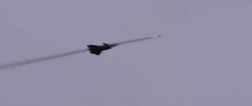 影/陸解放軍空軍成立74週年　「殲-20」實彈射擊畫面首度曝光