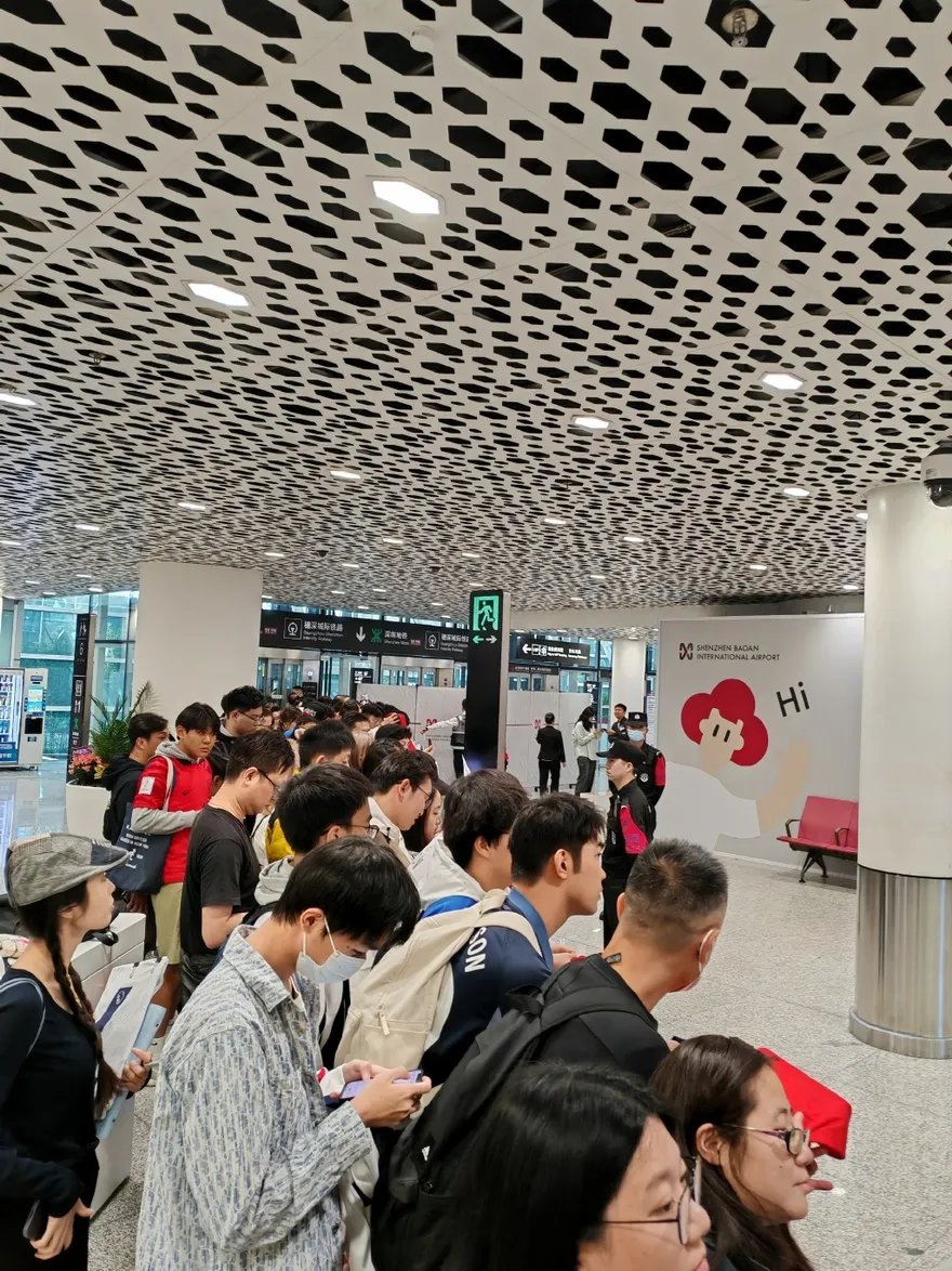 陸足球迷為韓國隊接機惹議　前《央視》主持痛批：幾個球星就把氣節弄沒了