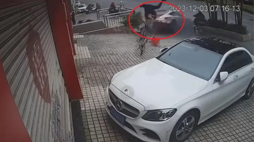 影/驚悚！賓士跑車突「失控大甩尾」　單車男買菜遭砸飛斃命