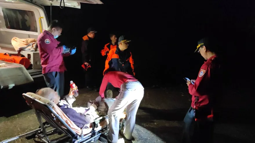 影/台南男女山友摔落20米深山谷　警消摸黑10小時成功救援