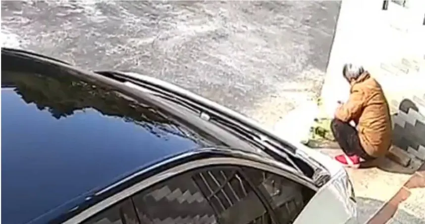 影/心碎！女子剛買電動車不熟車況　「一踩油門」就暴衝撞死外婆