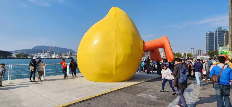 快訊/黃色小鴨跌倒？露屁股糗照遭拍下　高雄市府急澄清：其他裝置藝術