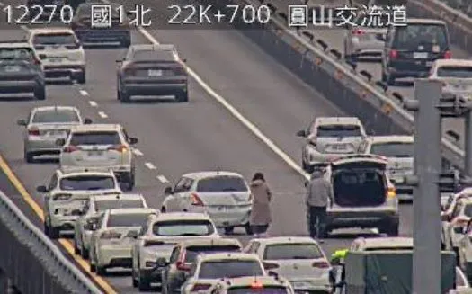 快訊/國1北向紫爆中！三重段2車追撞後7分鐘　圓山段又2輛「親」在一塊