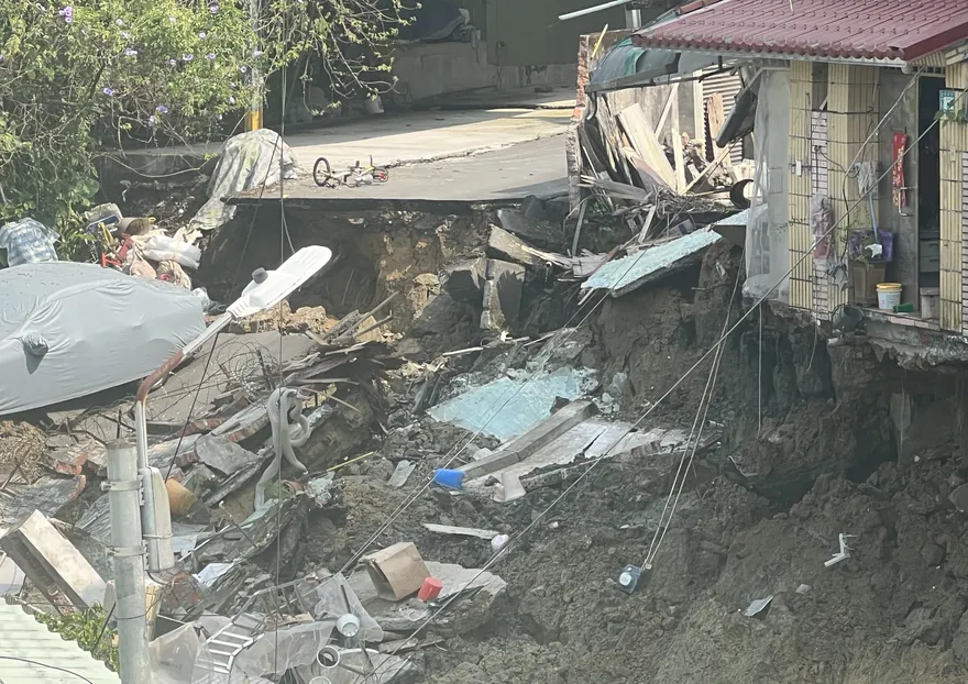 7.2強震撼全台/新店安泰路直擊！坍塌路斷7民宅搖搖欲墜　民眾抱孫逃命