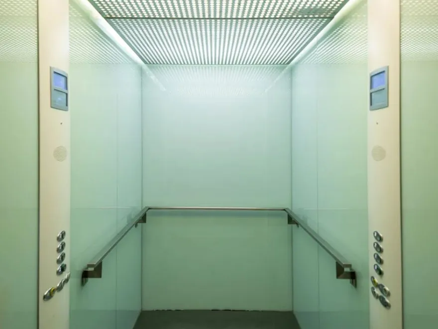 7.2強震撼全台/搭電梯遇強震！妹子嚇到流淚腿軟　高中弟緊握她手暖喊：不要怕