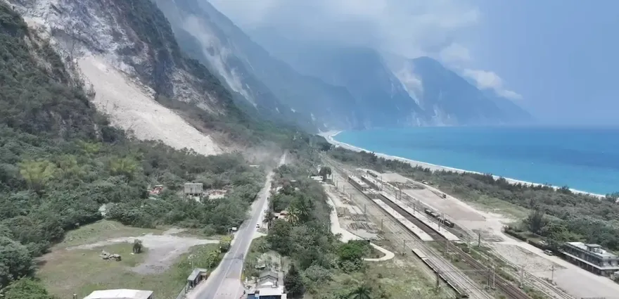 7.2強震撼全台/崇德車站空拍駭人！山壁光禿「滿目瘡痍」　另邊藍海憂愁美