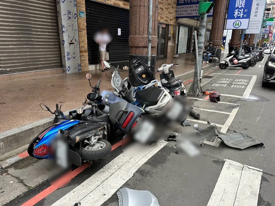 影/新莊離譜肇逃！洗錢通緝犯邊開車邊滑手機　失控連撞21車落跑