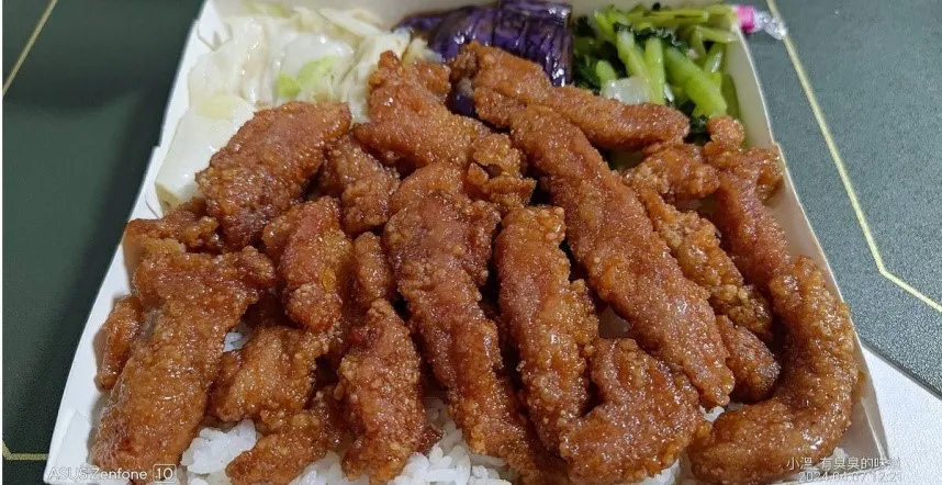平價超人來了！便當舖滿肉山「百元有找」　網友曝光店名