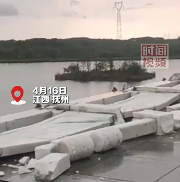 影/豆腐渣？江西造價8.7億大橋圍欄「一吹就倒」　官方：可能風太大了