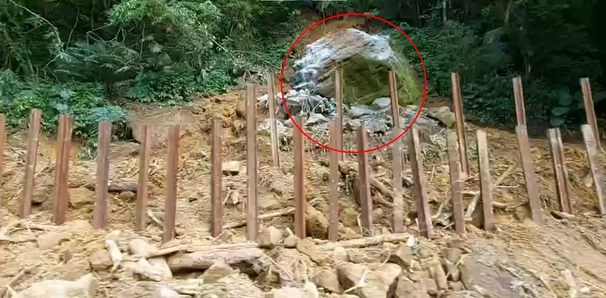 影/平溪鐵路驚見落石卡山坡！「不定時炸彈」嚇壞旅客　專家籲：要趕快移走