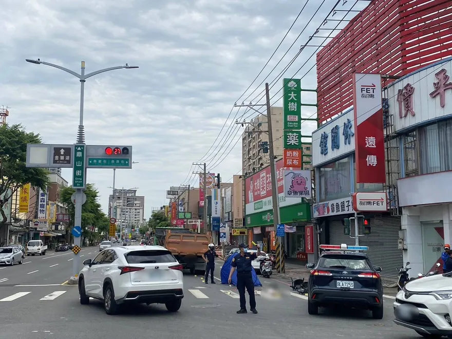 影/又是內輪差惹禍！高雄砂石車擦撞電動輔助車　73歲老婦人送醫不治