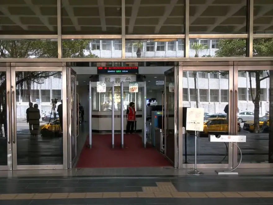 快訊/Toyz現身北檢！嫌醋飯難吃遭超哥打破頭　今出庭還原案發過程