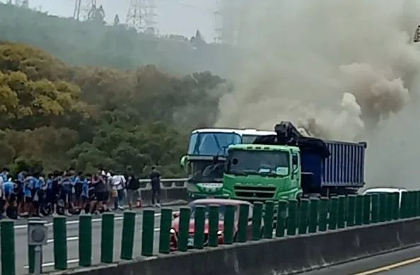 快訊/校外教學包遊覽車出事！國3北上龍井段火燒車　30師生急逃命