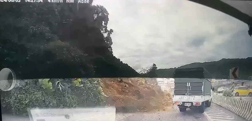 影/死神好近！基隆山崩土石迎面蓋下來　行車紀錄器畫面曝