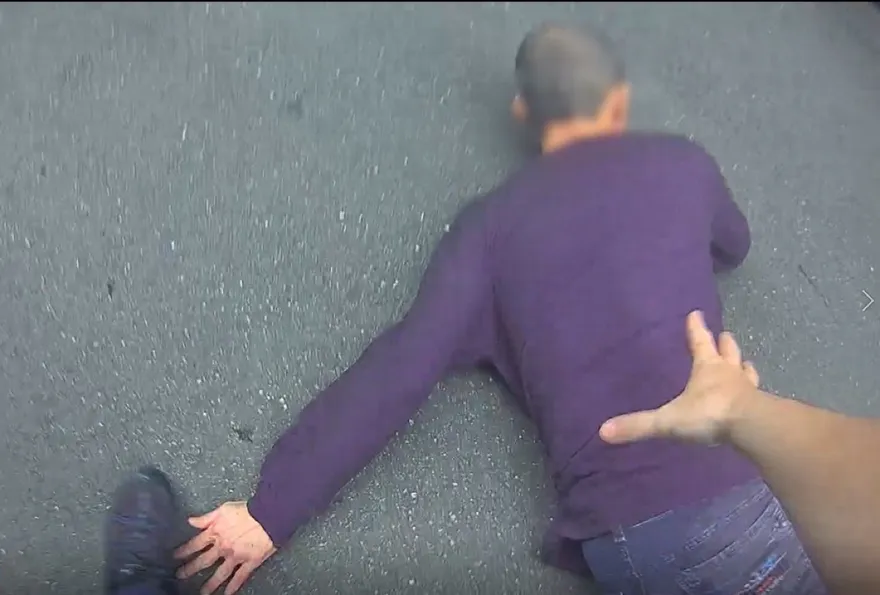 快訊/新北男忿與姊吵架！亮雙刀街頭晃　6警拔槍成功壓制