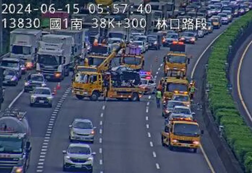 快訊/國道1號透早不平靜！38k南北向車禍　火燒車一度紫爆