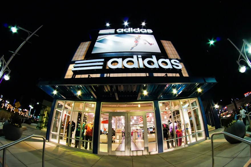 陸adidas高階主管遭爆「收回扣、職場霸凌」　總部啟動調查