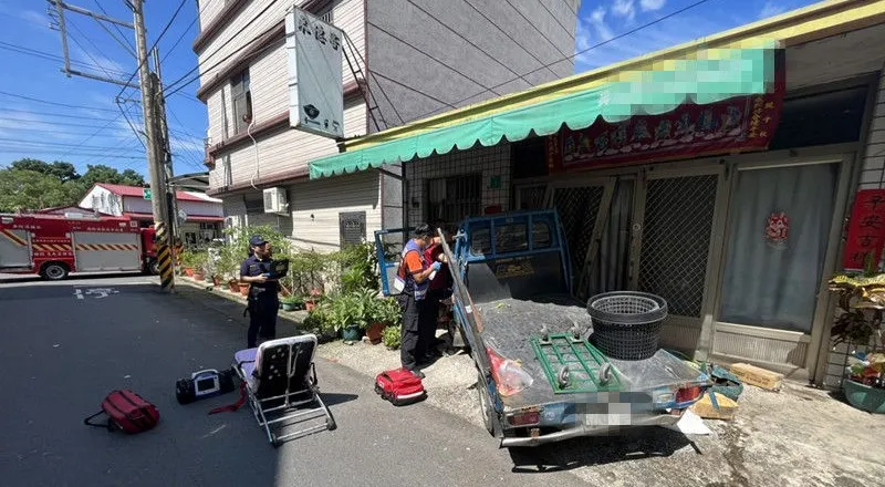 台南玉井2車相撞！貨車失控衝進民宅　8旬阿公阿嬤受傷送醫