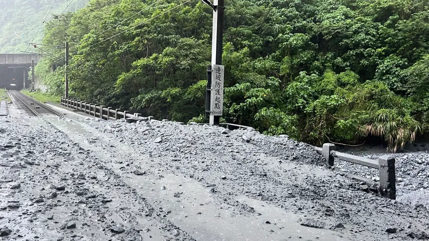 快訊/恐怖崩坍畫面曝光！新自強號撞落石卡清水隧道　鐵軌佈滿碎石泥漿