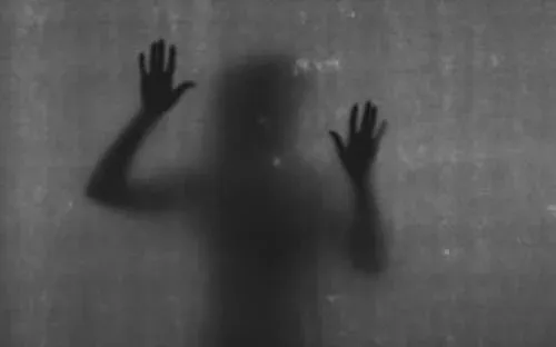家人都睡了！她半夜醒來「門外傳來腳步聲」看到鬼影發燒好幾天