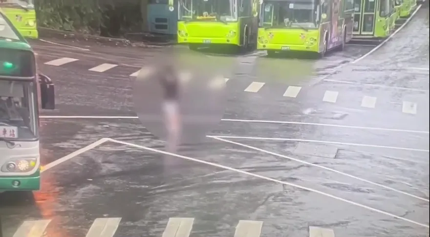 影/北市怪女闖公車總站！趁司機去尿尿「整輛開走」再棄車逃逸