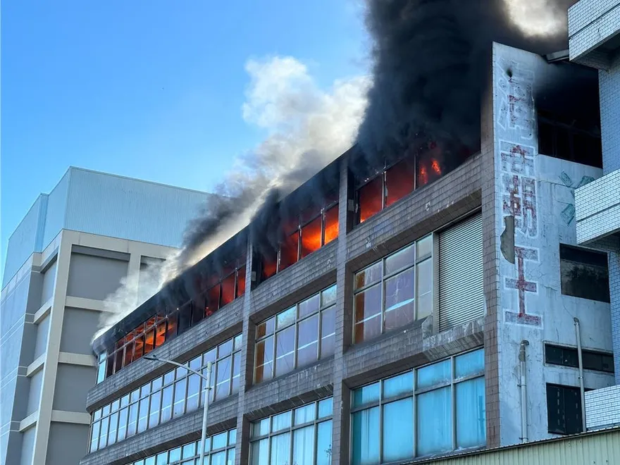 快訊/高雄驚傳重大火警！海霸王分公司猛烈黑煙直竄　50多名員工急逃