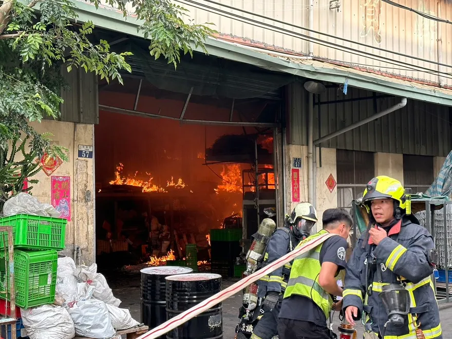 快訊/台中重大火災！霧峰烤漆工廠火舌狂竄　黑煙沖天釀1人燒傷送醫